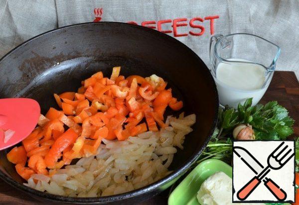 In vegetable oil, fry the onion, add the chopped pepper, fry for 3 minutes, medium heat.