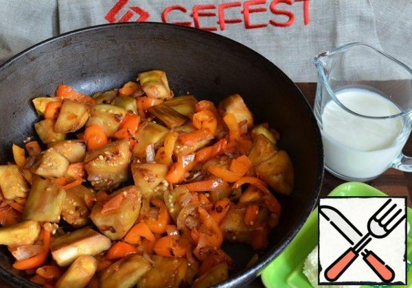 Sprinkle with sugar, fry for 3 minutes, heat above medium, stirring frequently.