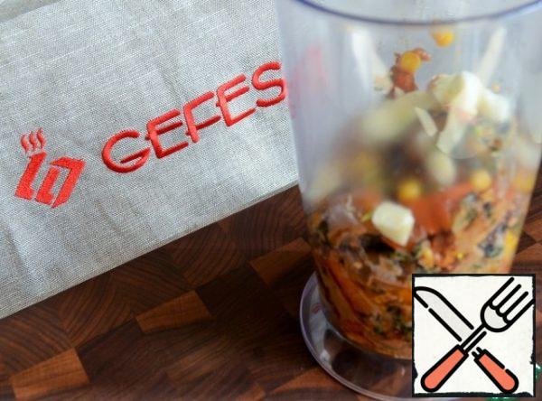 Allow to cool slightly, chop with garlic until smooth with an immersion blender.