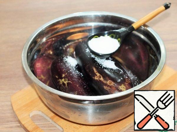 Fill the eggplant with hot tap water and add salt (2 tbsp).