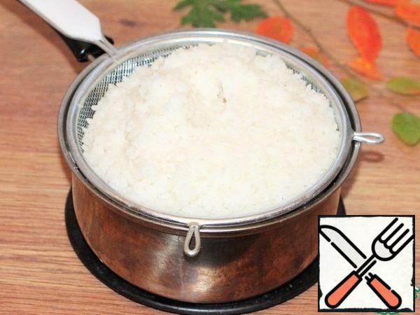 Rice is washed, filled with warm water and left for 1 hour. Then wash again and boil in salted water until ready.