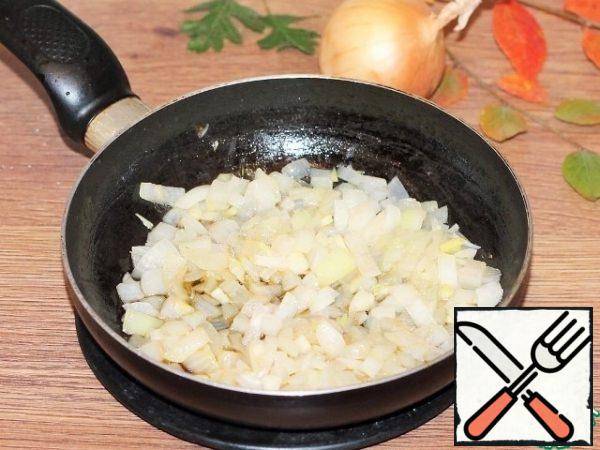 In garlic oil, fry the peeled and diced onion (2 PCs) until transparent.