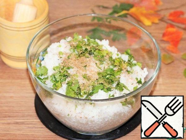 Put it in a large bowl: rice without water, fry, dry and ground seasoning and chopped herbs (3 tbsp), mix.