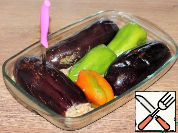In a baking dish for rice filling, spread the vegetables. Carefully prick the top of the skins (vegetables) with a sharp knife to release steam and make the finished vegetables juicy.