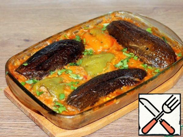 Then remove the foil and bake for another 30 minutes or until the vegetables are ready. The readiness of vegetables can be determined if the eggplant skin is well (gently) pierced with a wooden toothpick.
This is a ready-made dish, and what a flavor!