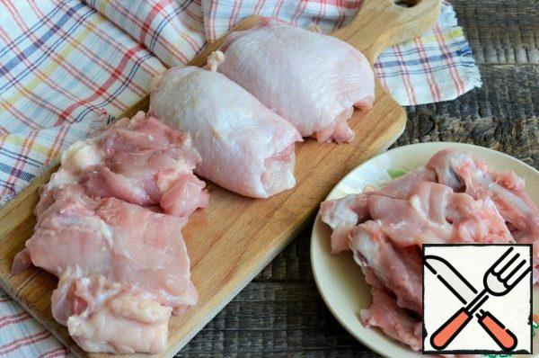 Wash and dry the chicken thighs.
Remove the bone and lightly chop off the flesh.