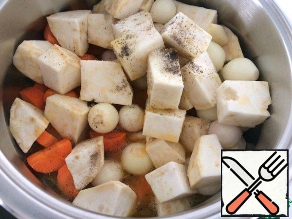 All vegetables are put in a small dish for stewing vegetables. Add the orange juice, odorless vegetable oil, salt and pepper, cover with a lid and put on the fire until boiling. After boiling, reduce the heat to a minimum and simmer, stirring occasionally, for 30 minutes.