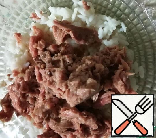 Boil the rice (one cooking bag will be enough), cool.
Put the rice in a mixing bowl and add the contents of a can of tuna salad.
