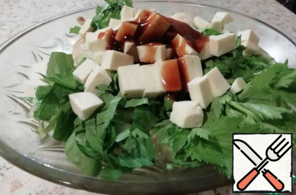 Celery is not cut very finely, cheese cubes - about the size of cucumber cubes.
Add the oyster sauce, mix and put in a salad bowl.