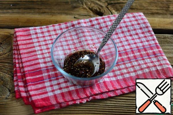 Mix the oil, soy sauce, dried spices and garlic through a press.