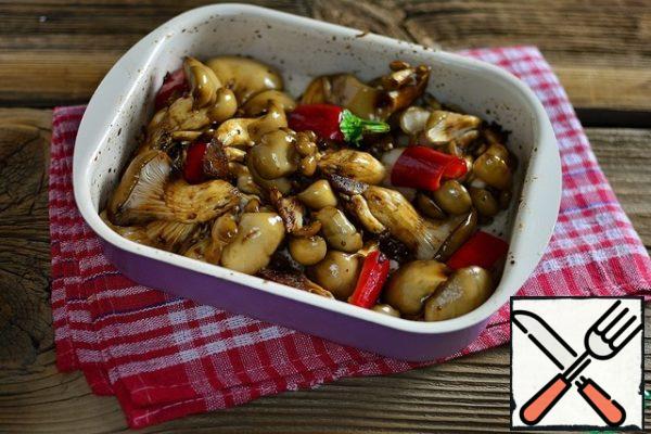 Pour the oyster mushroom sauce, add the bell pepper, cut into large pieces, and mix gently with your hands. Leave the mushrooms for 1 hour, stirring occasionally.
Preheat the oven to 180 degrees.