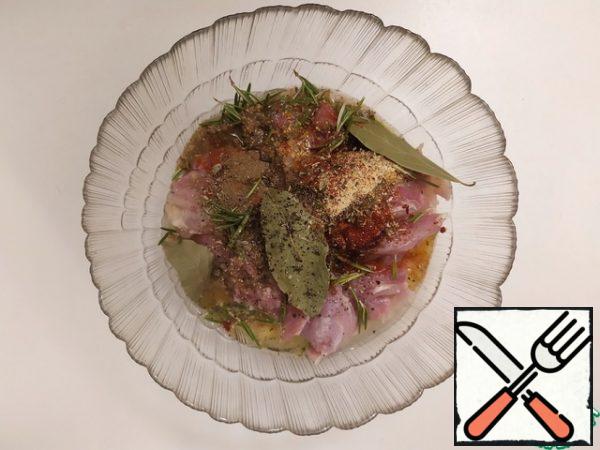 Cut the chicken thighs into three pieces and place in a bowl. Add all the spices, juice of one lemon, olive oil, salt, pepper. Stir, cover with cling film and put in the refrigerator for a day.