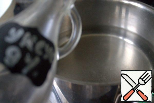 Boil water, turn off the heat and pour in the vinegar carefully.