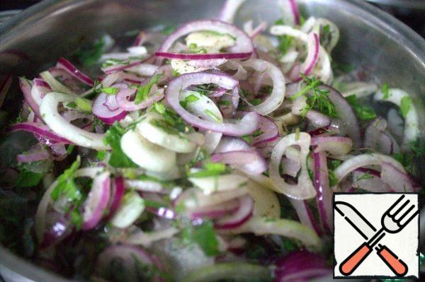 Transfer the onion and herbs to the hot marinade.