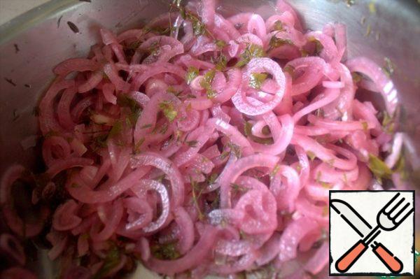Strained onions, but it is better to store in the refrigerator in a marinade.