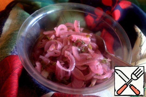 Strained onions, but it is better to store in the refrigerator in a marinade.