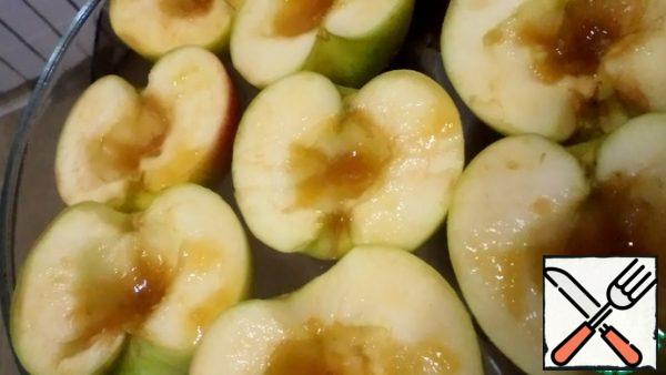 Cut the apples in half, take out the seed box, grease with lemon juice and honey.