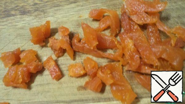 Cut the rest of the dried apricots.