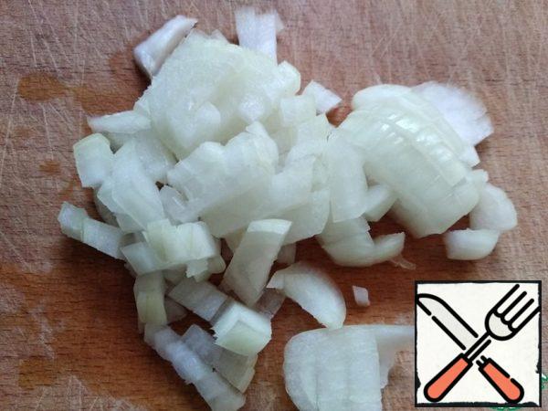 Cut the onion into cubes.