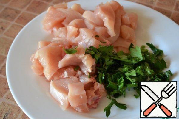 Cut the chicken fillet into small pieces; chop the parsley.
