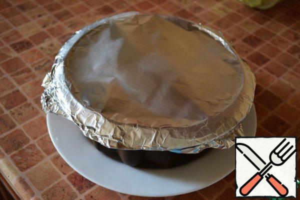 Cover the mold with foil or plastic wrap and refrigerate to cool. I left it for the night. Juicy and hearty appetizer-casserole is ready.