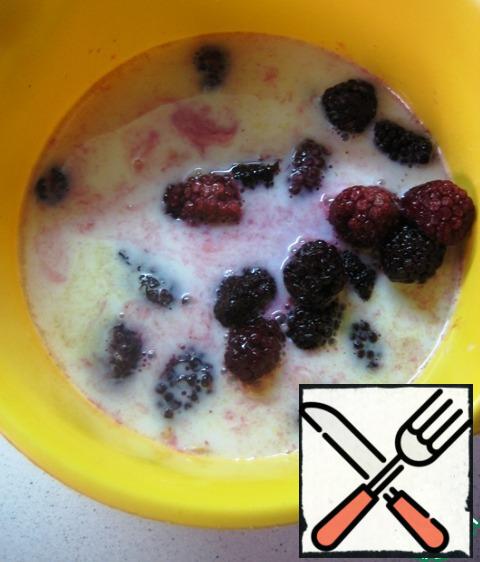 Add the blackberries and beat thoroughly with a blender. Add honey to taste and beat again. The density of the drink can be adjusted to your taste by adding milk.