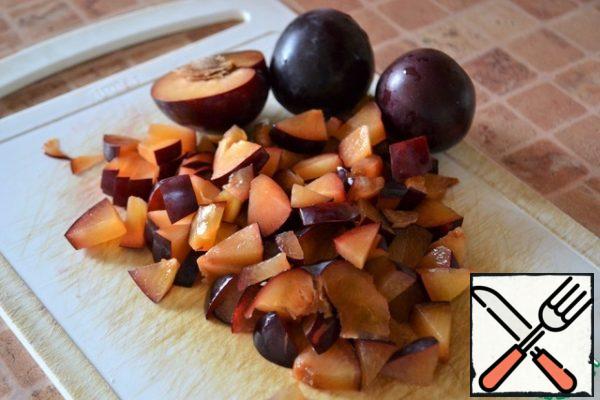 Plums, removing the seeds, cut.