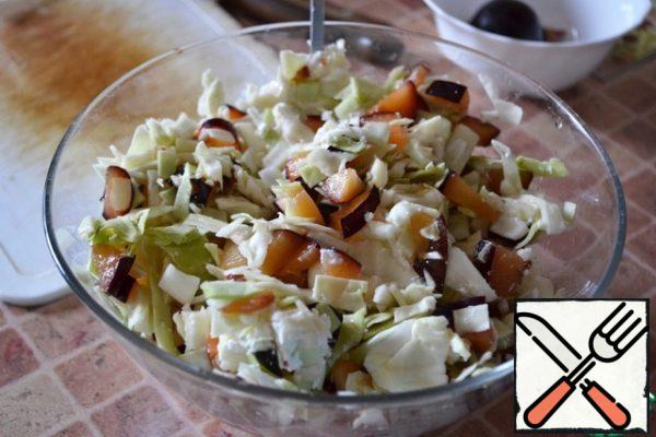 Put the salad in portioned salad bowls, season with kefir.