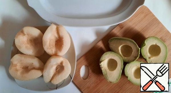 Peel the pears, cut them in half, and remove the core.
Cut the avocado in half, remove the stone, and carefully remove the pulp with a tablespoon.
Squeeze the juice out of the lime, I needed 1.5 limes.
