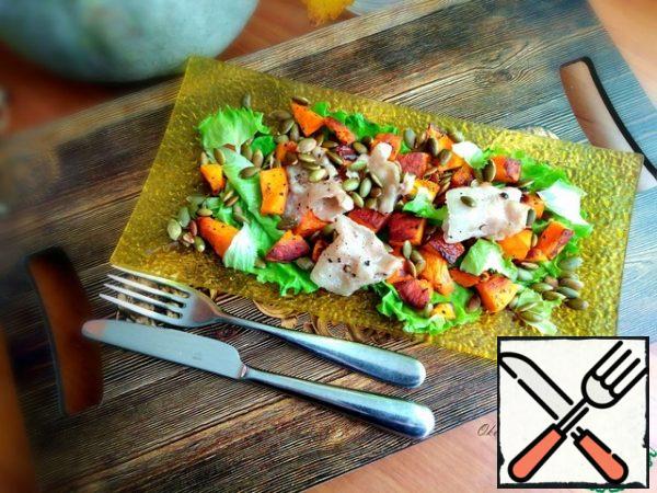 All the ingredients are ready. We collect the salad and serve it immediately. Put 3 lettuce leaves on a plate, tear the fourth one with your hands finely and then sprinkle it with the collected salad. Spread the pumpkin on the lettuce leaves, then lay out the bacon and sprinkle with the torn lettuce leaf and seeds.