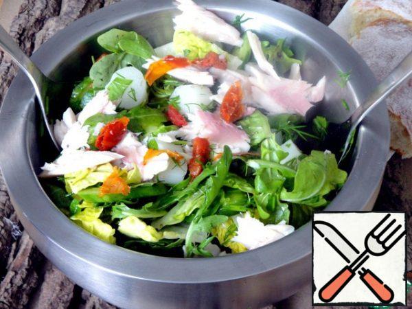 In a salad bowl, mix everything well and break the fish into pieces on top.