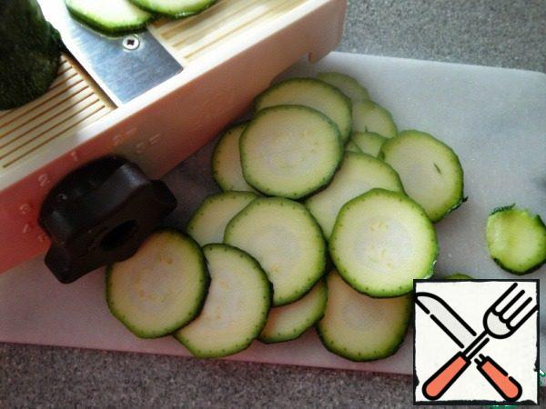 Wash the salad and dry well.  Chop the zucchini thinly, add lightly and leave for a couple of minutes.  Cut the mozzarella into pieces.