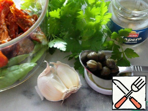 Until then, let's make the sauce.  For this, tomatoes, herbs, capers, garlic, vinegar and rast.  put oil in a blender and grind everything.  Season with pepper.