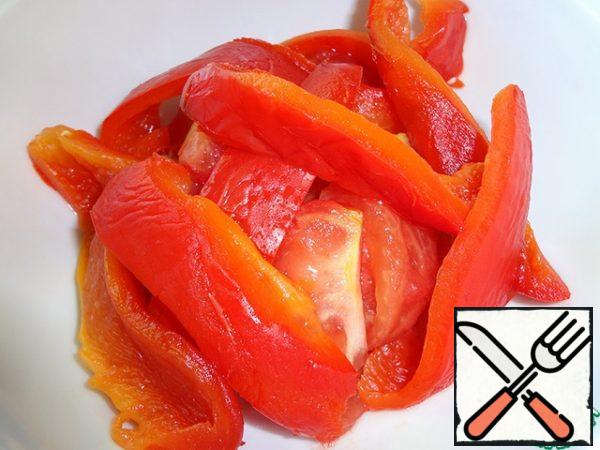We clean the vegetables, clean the seeds from the pepper, cut everything into slices.  The vegetables should be still warm.  Mix with dressing, leave to brew for at least half an hour.