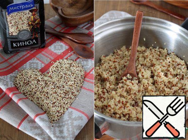 Rinse the quinoa thoroughly and add 200 g of water. Bring to a boil, then reduce the heat to low and cook for 15-20 minutes. Cool.