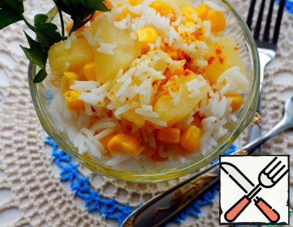 In a salad bowl, mix rice, corn and pineapples. We put them in portioned salad bowls. Sprinkle with curry.