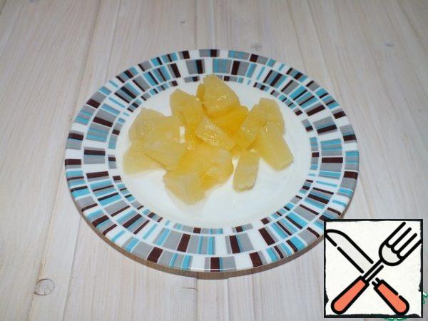 Cut the pineapples into small pieces.