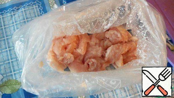 Add the fillet and shake well, so that the fillet was all in starch.
