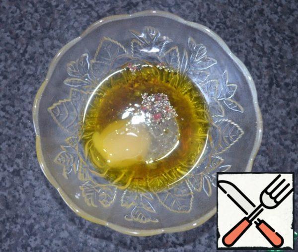 Prepare the salad dressing.
In a separate bowl, combine 1.5 tablespoons of olive oil, honey, soy sauce and remaining lemon juice, and shake with a fork.
In a salad bowl, combine apples, onions, lettuce, fried celery with mushrooms and celery greens. Season with pepper and salt.