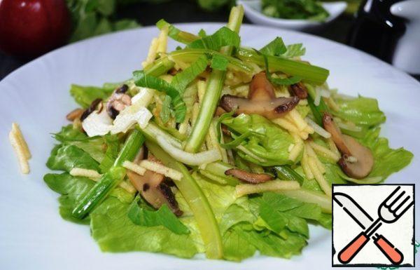 Salad ready-made!
Serve the salad warm.