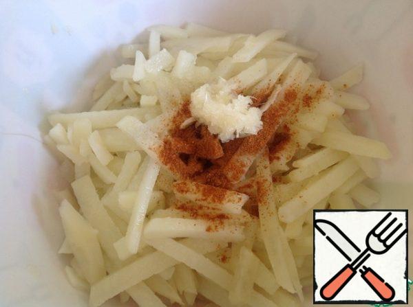 Put the potatoes in a salad bowl. Add salt, pepper and garlic passed through the press.
Boil the oil and pour it on top of the garlic.