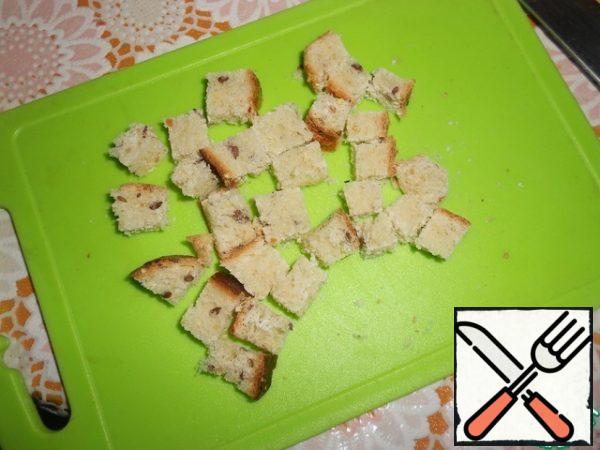 Cut white bread into cubes.