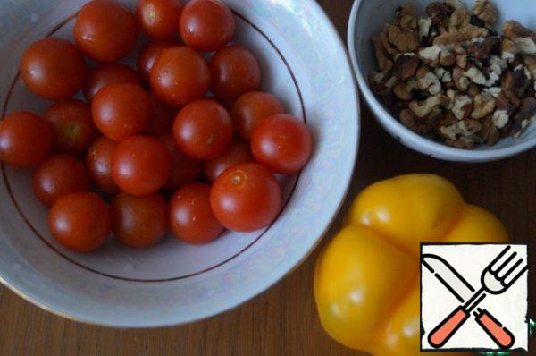 Prepare the necessary ingredients. Wash the cherry tomatoes and sweet peppers and peel the nuts.