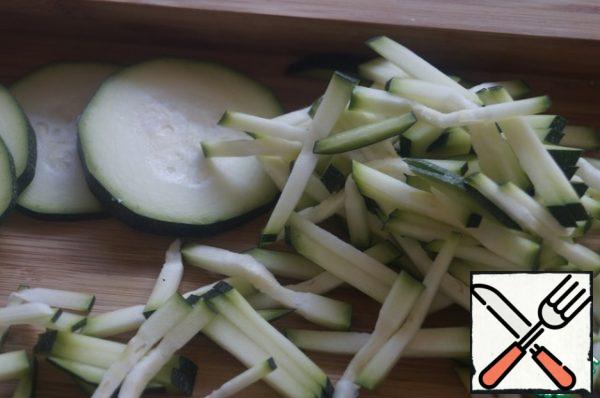Do not peel the zucchini, it is tender. Cut into thin strips.