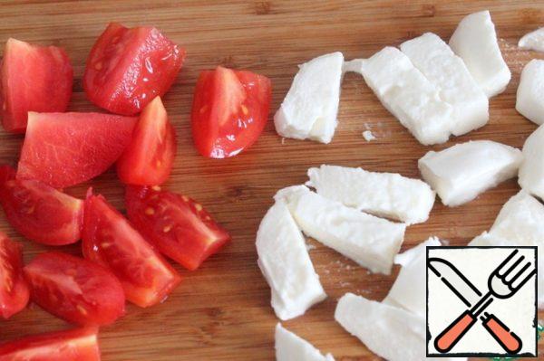 Cut the tomato and mozzarella at random.