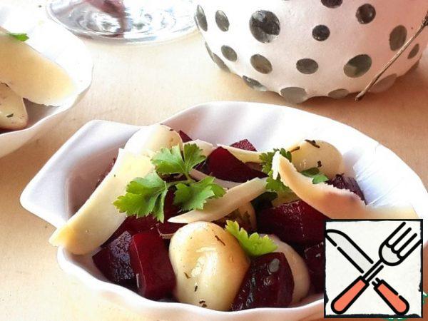Put the salad on a plate, top with slices of cheese and parsley.