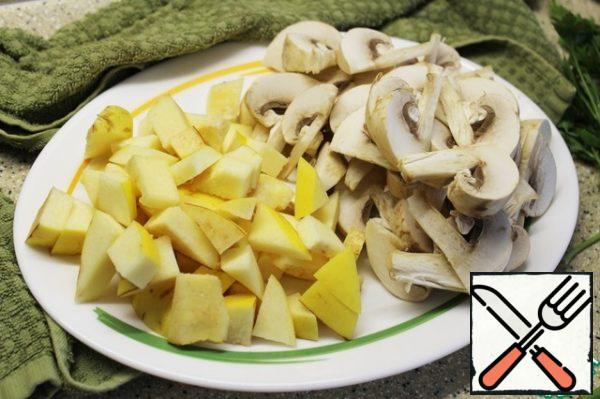 Mushrooms cut into 6 - 8 pieces, the quinces into pieces of medium size. Next, blanch the quince for 5 minutes in hot slightly sweetened water (for half a liter of 1 s. l. sugar), I throw it in a colander. I didn't photograph this step, so you can skip it if the quince is ripe.