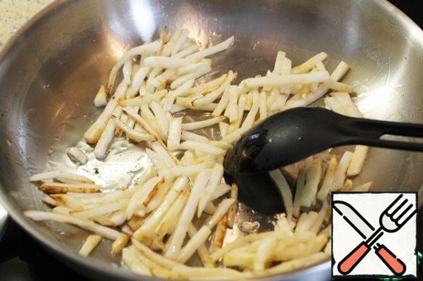 Then I add mushrooms and quince to the celery and fry them until they are browned.