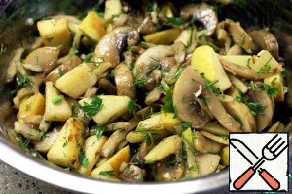 I transfer the hot products to a bowl, add herbs, salt, pepper, and mix gently. If you don't have enough oil, add it, I didn't add it.