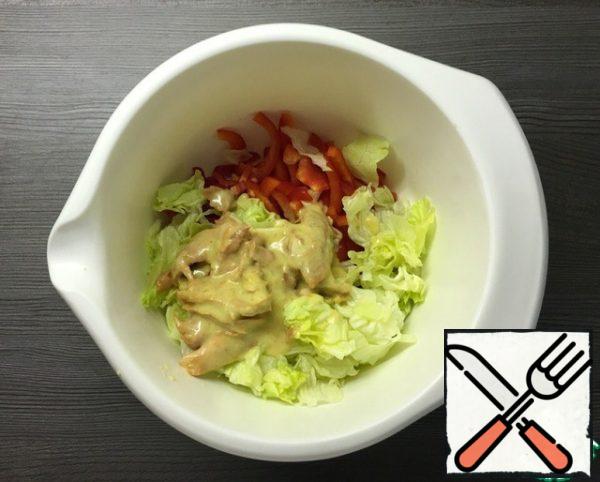 Transfer the pepper to a salad bowl and tear the salad into pieces. Lettuce should be a little more than pepper. Add the tuna and stir.